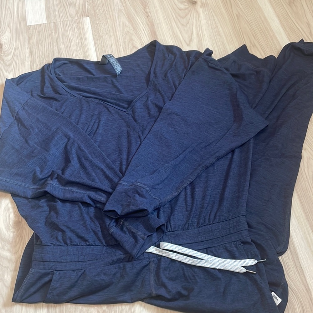 Super comfy cute Vuori jumpsuit size medium. Excellent condition!
